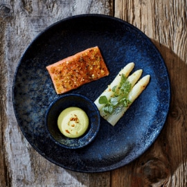 Truite saumonée au citron, asperges et curry hollandais